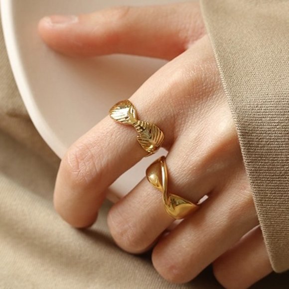 Ana Luisa Style ELIORA Gold Twist Ribbon Band Ring - Picture 2 of 4
